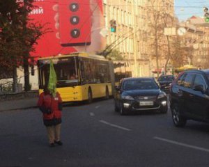 В центре Киева остановилось движение троллейбусов