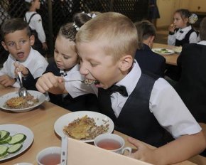 В школах под Киевом детей кормят списанными продуктами
