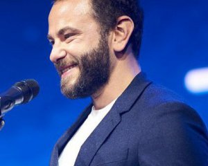 "Треба тебе штовхнути": "слуга народу" невдало пожартував над журналістом, якому перешкоджала в роботі Мендель