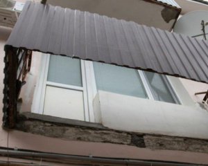На базе отдыха рухнул балкон с людьми: есть жертвы