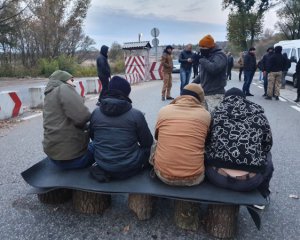 Добровольцы подрались с полицией по дороге к Золотому