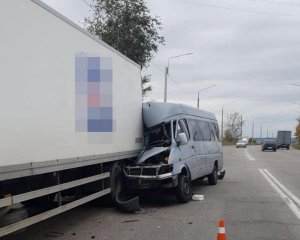 Сбежал со сломанными конечностями: новые подробности смертельного столкновения маршрутки и грузовика