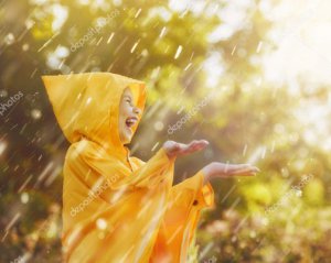 Тепло не здається, але задощить: синоптики уточнили прогноз погоди