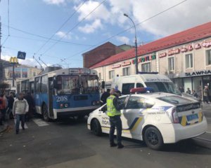 Друга ДТП у центрі міста: чоловіка збив тролейбус