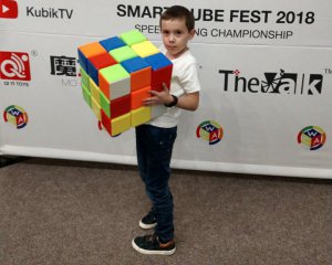 Український вундеркінд в 9 років ставить рекорди зі швидкості збирання кубика Рубика
