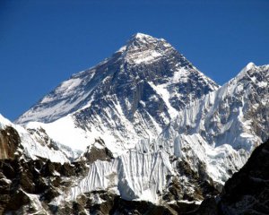 Альпинисты перемеряют высоту Эвереста