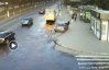 Авто на скорости влетело в остановку с людьми: момент попал на видео