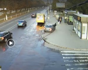 Авто на швидкості влетіло у зупинку з людьми: момент потрапив на відео