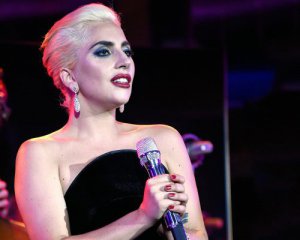 Не удержал: Леди Гага оконфузилась в объятиях фана