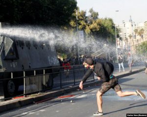 В Чили против митингующих выехали танки - повысили цены на проезд