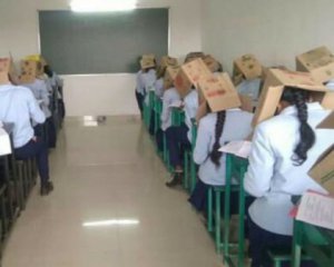 Борьба со списыванием. Студентов заставили надеть на головы картонные коробки