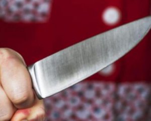 Женщина порезала ножом своих детей