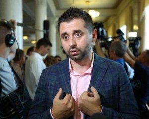 &quot;Треба було ще сказати &quot;найкращий друг&quot; — Арахамія про слова Коломойського