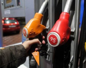 Пояснили, чому бензин на АЗС не дешевшає