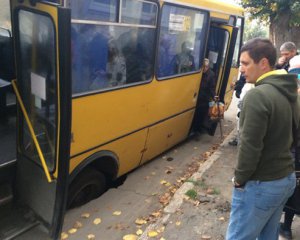 Маршрутка з пасажирами провалилася під асфальт