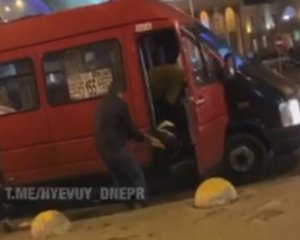 Маршрутник силою виволік пасажирку з салону