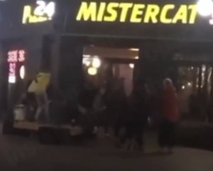 Возле  пиццерии в Киеве произошла жесткая драка со стрельбой (+18)