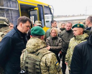 "Відсутність черг і незручностей" - Гончарук побував на КПВВ Донбасу