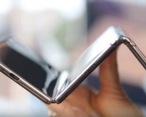 В Китаї презентували смартфон-гармошку, який згинається у різні боки