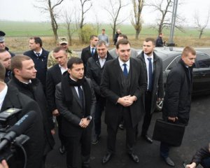 &quot;Треба слідкувати, щоб не розвалили&quot; – президент перевірив дорогу на Донбасі