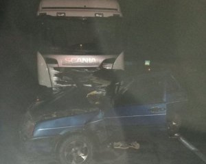 Смертельна аварія на трасі: "дев'ятка" влетіла під вантажівку
