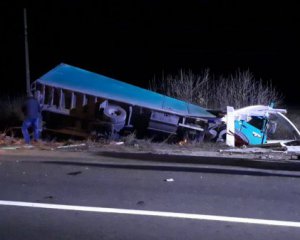 Вантажівка розчавила легковик - загинули водій і пасажир