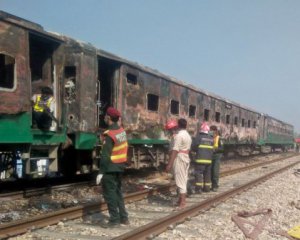 65 людей згоріли живцем у потязі в Пакистані