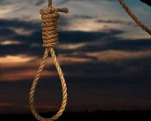 13-річну школярку знайшли мертвою на дереві