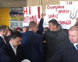 Зеленскому устроили &quot;коридор позора&quot; в Тернополе