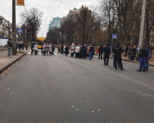 Активисты перекрыли дорогу в Киеве: подробности