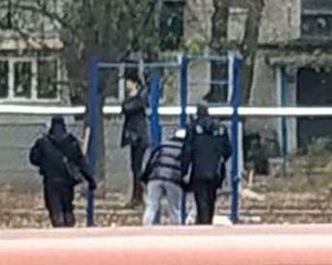 31-річна жінка повісилася на дитячому майданчику