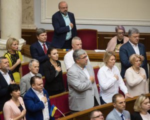 Назвали 3 фракції, які найчастіше в жовтні відвідували Верховну Раду