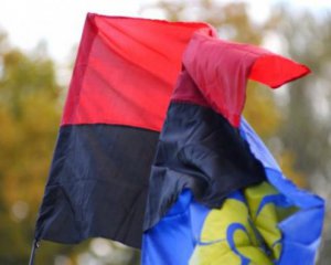 Россиянин сорвал флагшток флага националистов