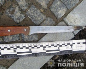 18-летнюю студентку посреди улицы порезали ножом