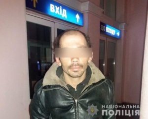 Запитав, котра година, і вдарив ножем: невідомий напав на жінку