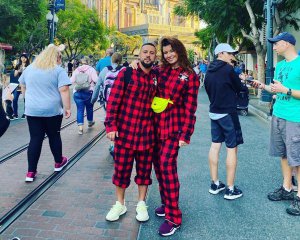 MONATIK із дружиною прогулялись Діснейлендом у червоно-чорних костюмах