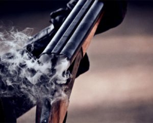 П'яний чоловік із рушниці розстріляв авто з водієм