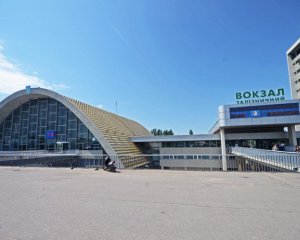 У Луганську залізничний вокзал перетворили в авто