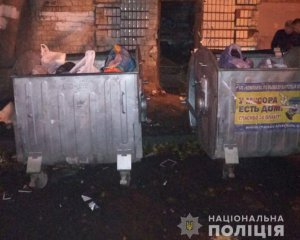 Возле мусорных баков во дворе дома убили женщину