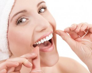 Розповіли 5 помилок догляду за зубами, які всі повторюють