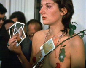 Жахливий експеримент: художниця протягом шести годин дозволяла глядачам робити із собою будь-що