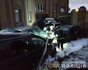 В частном доме сожгли три автомобиля