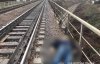 Чоловіка хвилею затягло під поїзд