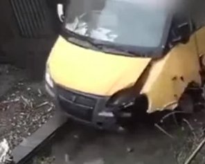 Под Киевом маршрутка после удара влетела во двор: показали видео