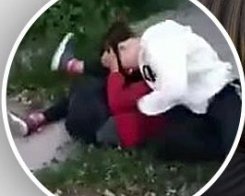 Девушки устроили жестокую драку посреди улицы. Видео выложили в сеть