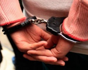 Жінка нахабно обікрала 6-річну школярку