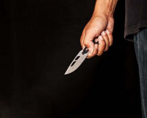 Показали чоловіка, який влаштував у київському тролейбусі бійку з різаниною