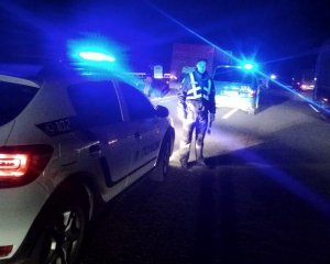 Внедорожник сбил двух мужчин, которые меняли колесо на дороге