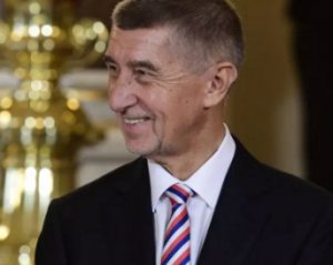 Премьер-министр Чехии появился на годовщине Бархатной революции в галстуке с российским триколором