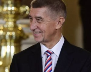 Прем'єр-міністр Чехії з'явився на річниці Оксамитової революції в краватці з російським триколором